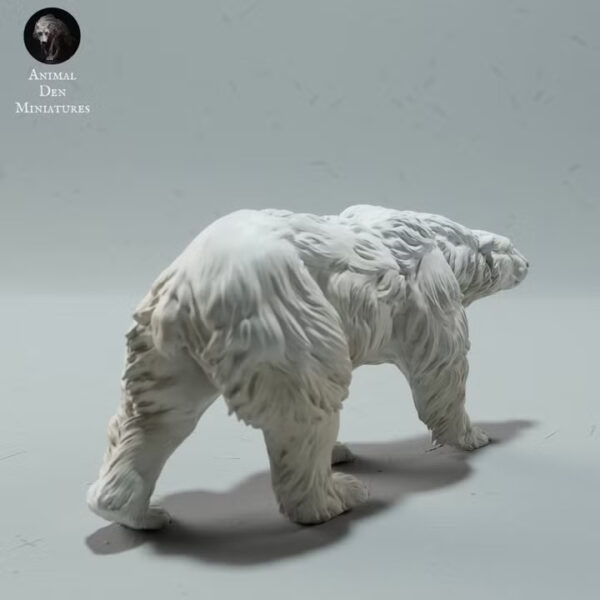 sculpture-animale-details-fourrure Gros plan sur le dos de l'ours blanc miniature pour diorama, soulignant la texture détaillée des mèches de fourrure et la musculature.