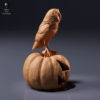 detail-sculpture-miniature-oiseau-nocturne Gros plan sur la sculpture miniature oiseau nocturne entièrement peinte, illustrant les riches nuances rousses et brunes du plumage.