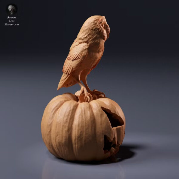 detail-sculpture-miniature-oiseau-nocturne Gros plan sur la sculpture miniature oiseau nocturne entièrement peinte, illustrant les riches nuances rousses et brunes du plumage.