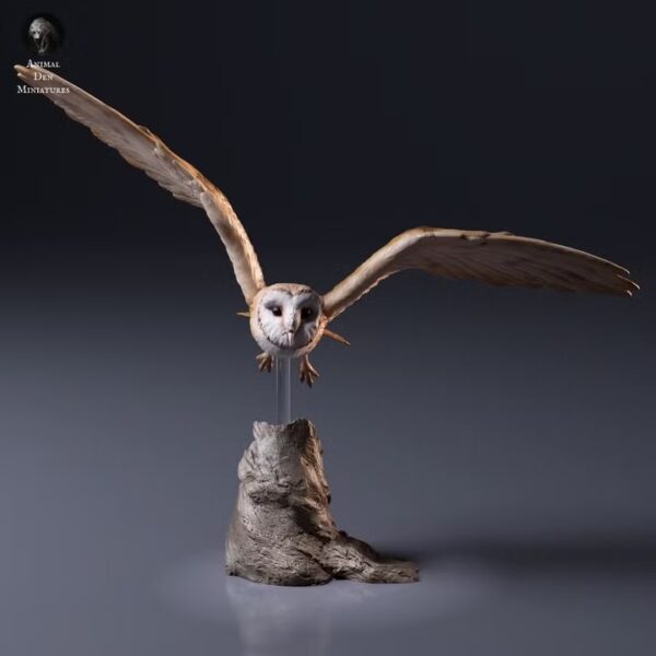Une figurine chouette effraie en vol à peindre, avec les ailes largement déployées, montrant tous les détails texturés de ses plumes.