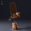 La figurine rapace pour diorama fixée sur son socle imitant une souche d'arbre grâce à une tige transparente, créant une belle illusion de lévitation.