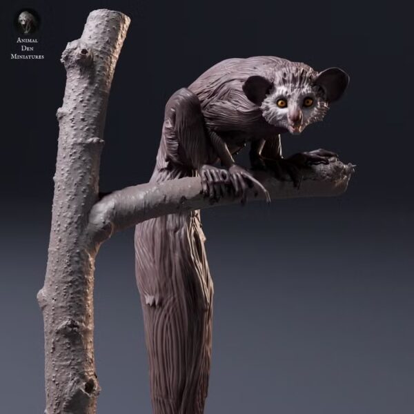 figurine-aye-aye-primate-madagascar-branche-1-8 Figurine de lémurien aye-aye aux grands yeux et doigts effilés perchée sur une branche d'arbre sculptée à l'échelle 1/8.