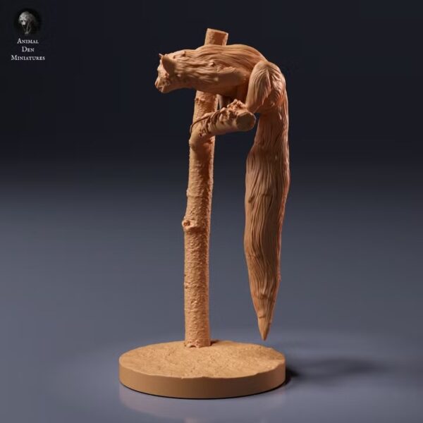 figurine-aye-aye-a-peindre-details-pelage-socle Vue rapprochée du pelage touffu et de la queue fournie de la figurine aye-aye posée sur son socle circulaire texturé.