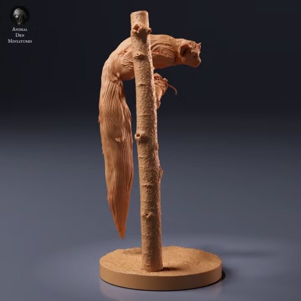 miniature-primate-aye-aye-brute-atelier-pamkycrea Figurine artisanale du lémurien aye-aye de Madagascar prête à peindre, posée sur une table d'atelier.