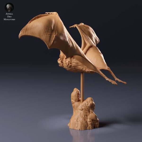 Gros plan sur les détails sculptés du pelage et la texture plissée des ailes d'une miniature de chauve-souris.